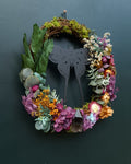 Corona Vuelo entre Flores